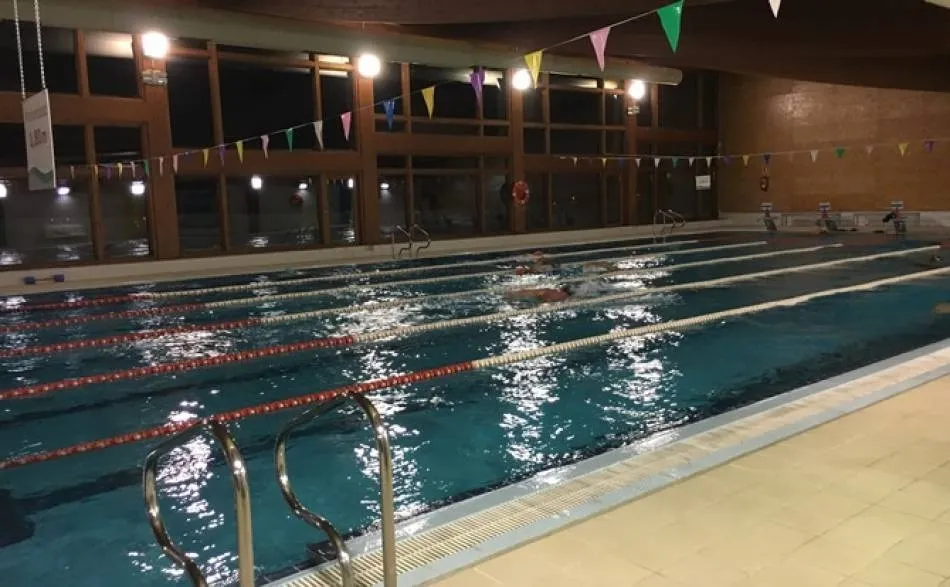 Prorrogado dos años el contrato de gestión de la piscina cubierta climatizada  