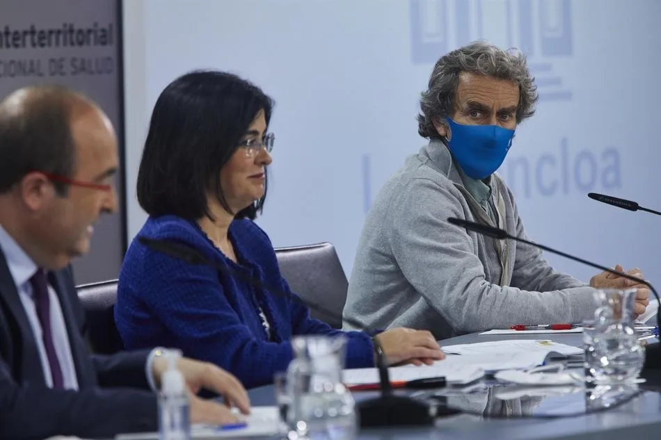 Los ministros Miquel Iceta y Carolina Darias junto a Fernando Simón. Foto: EP