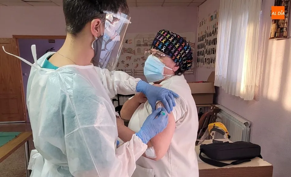 Una de las personas vacunadas en la residencia Santa Rita este jueves