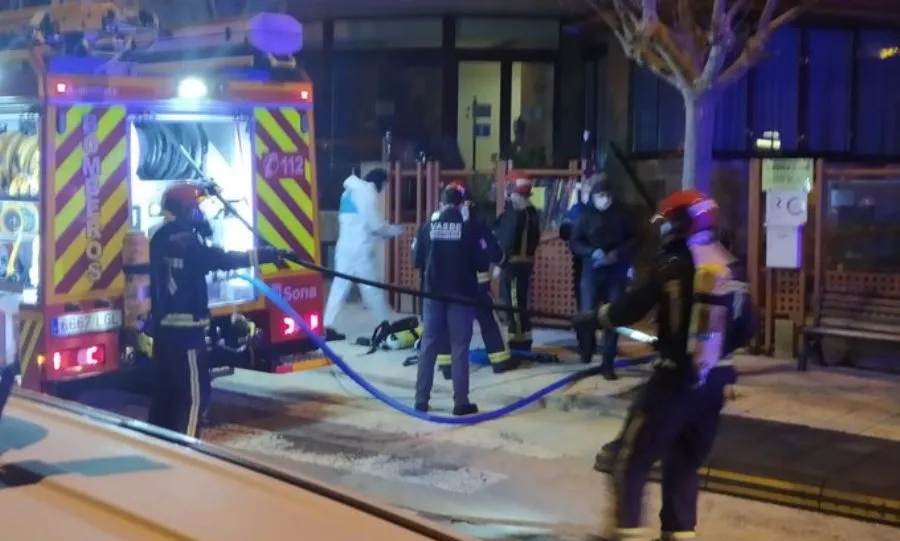 Intervención de los Bomberos en el incendio de esta residencia en Soria. Foto  @soria_tv