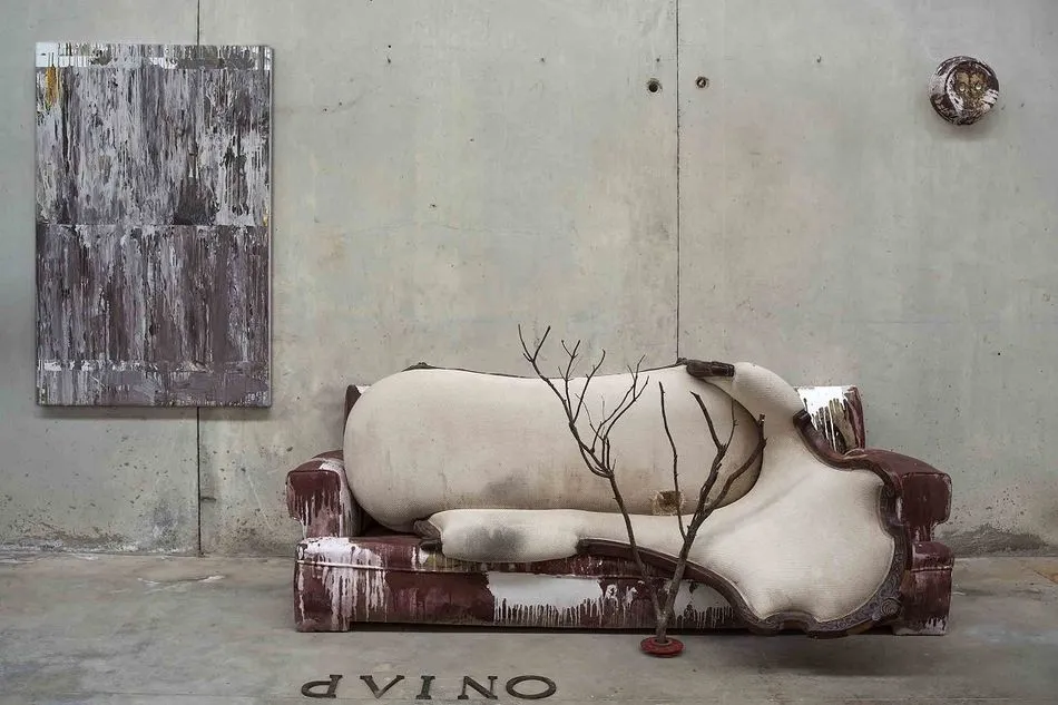 Más de 80 piezas componen la exposición que recorre la trayectoria de Carlos León