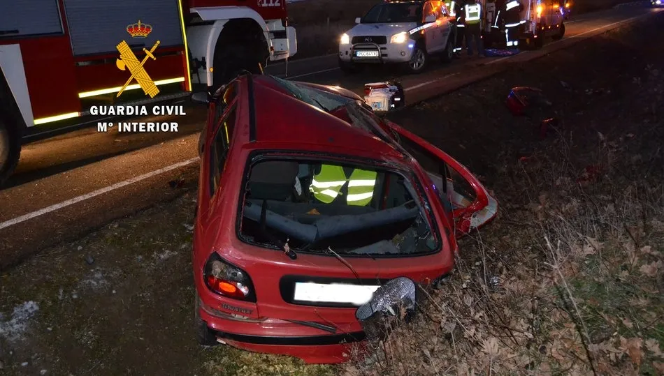 En el vehíuclo viajaban dos ocupantes, además del conductor, que resultaron heridos, uno de ellos grave