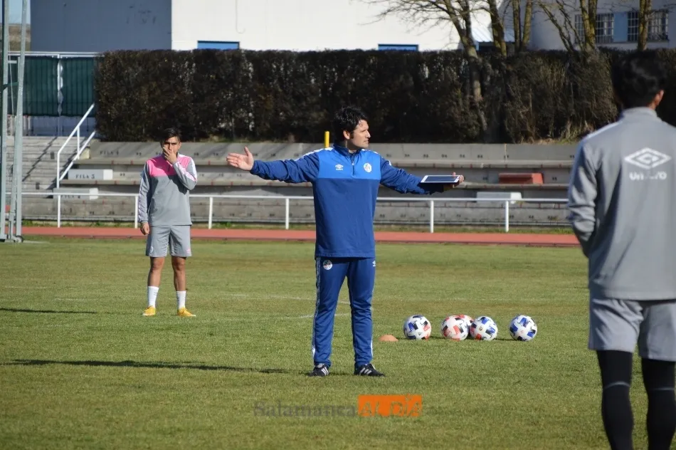 Escobar da instrucciones a sus futbolistas