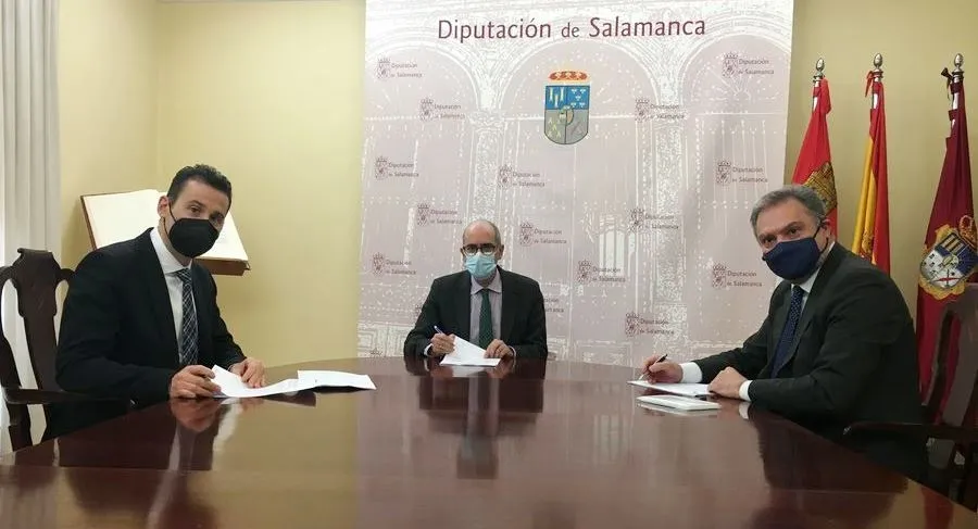 Firma del acuerdo con el presidente de la Diputación de Salamanca, Javier Iglesias, junto a los representantes de CaixaBank, Alberto Navarro y Manuel Martínez