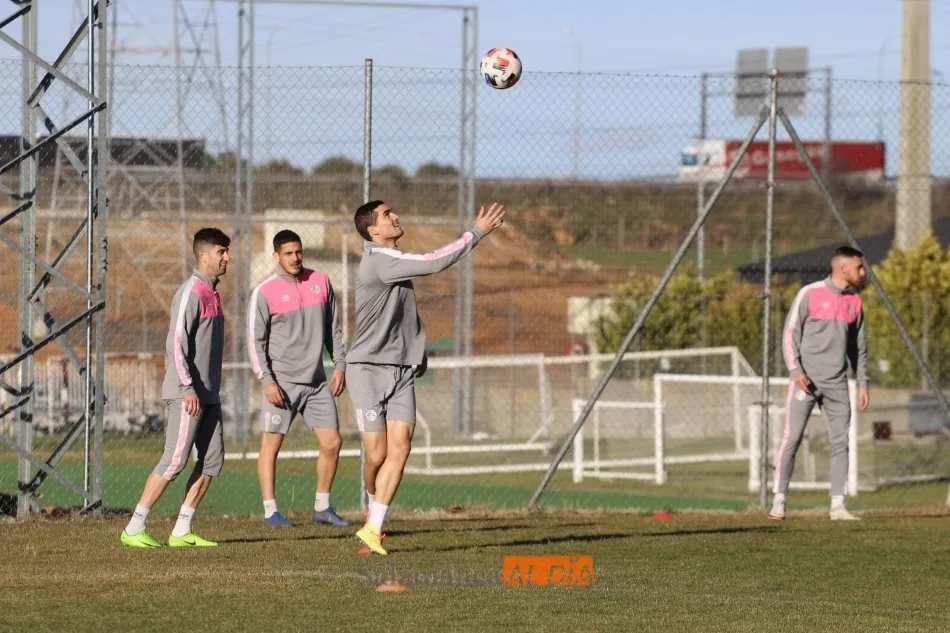 Foto 9 - Ernest se prueba en el &uacute;ltimo entrenamiento antes del derbi y el Salamanca UDS vuelve al Anexo
