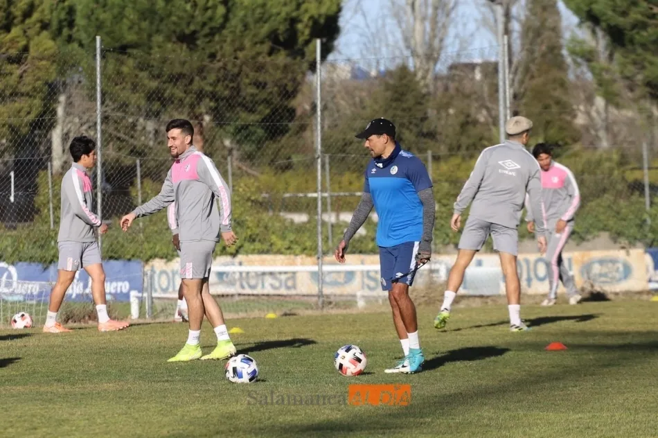 Foto 6 - Ernest se prueba en el &uacute;ltimo entrenamiento antes del derbi y el Salamanca UDS vuelve al Anexo