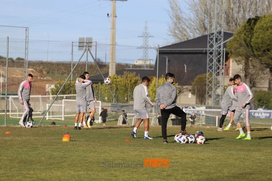 Foto 5 - Ernest se prueba en el &uacute;ltimo entrenamiento antes del derbi y el Salamanca UDS vuelve al Anexo
