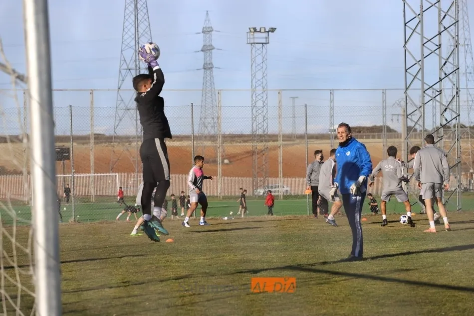 Foto 4 - Ernest se prueba en el &uacute;ltimo entrenamiento antes del derbi y el Salamanca UDS vuelve al Anexo