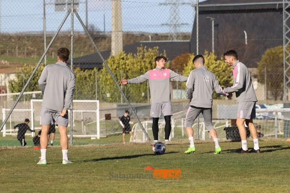 Foto 3 - Ernest se prueba en el &uacute;ltimo entrenamiento antes del derbi y el Salamanca UDS vuelve al Anexo