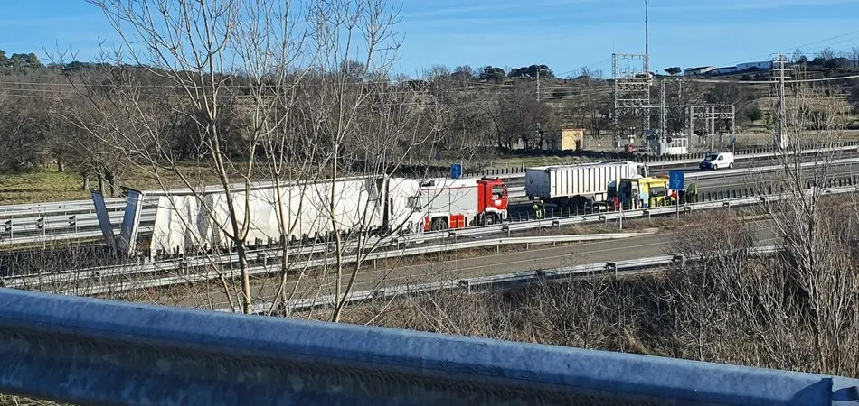 Foto 2 - Fallece un var&oacute;n tras volcar con su cami&oacute;n en la A-66 a la altura de La Cabeza de B&eacute;jar
