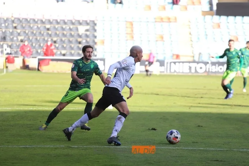 El Puma Chávez, con el balón en su poder, ante Josín / Lydia González