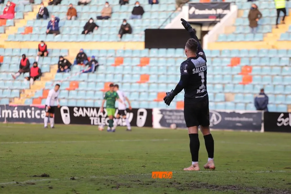 Foto 9 - Ni el Salamanca UDS ni el Guijuelo logran salir del agujero en un derbi lleno de pol&eacute;mica y goles...