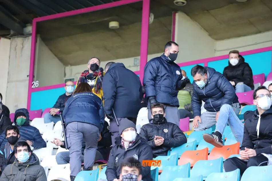 Foto 2 - El Helm&aacute;ntico vibra con el derbi m&aacute;s at&iacute;pico de los &uacute;ltimos a&ntilde;os&nbsp;