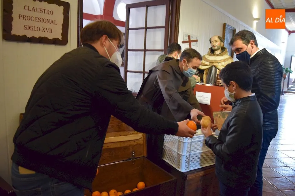 Entrega del bollo y la naranja como marca la tradición / Pedro Zaballos