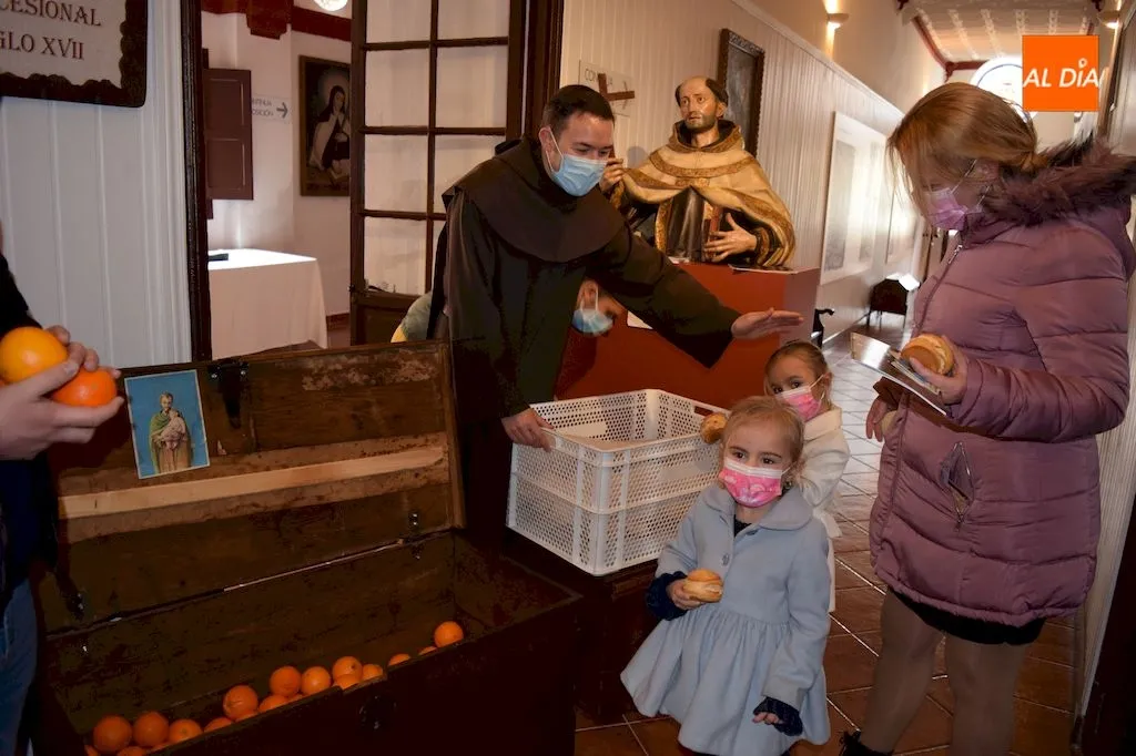 Foto 2 - Alba de Tormes festeja la fiesta del Ni&ntilde;o Jes&uacute;s de Praga con aforo limitado y sin la tradicional...