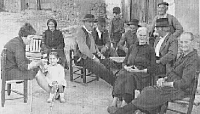 Tertulia y partidas de tute al caer la tarde en Lagunilla