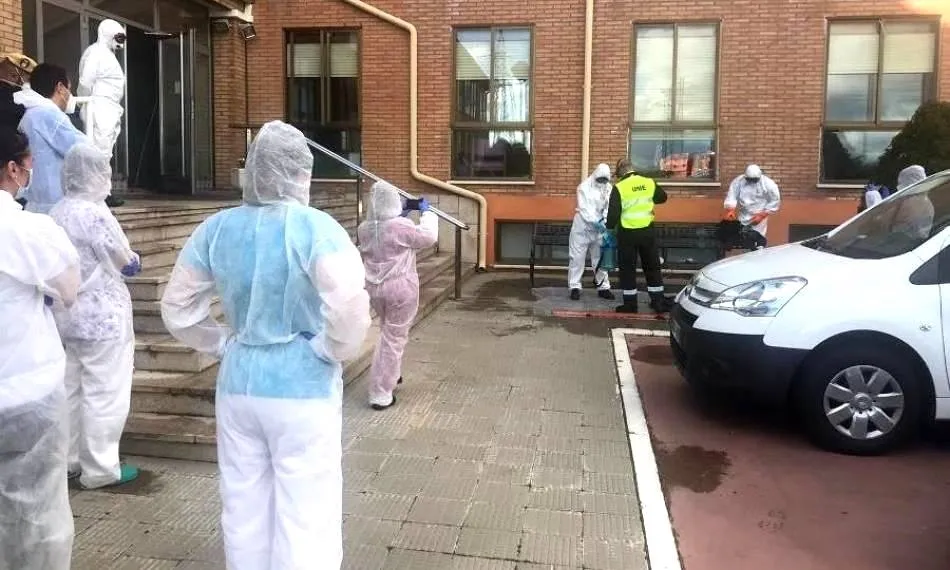 Tareas de desinfección en una residencia salmantina. Foto de archivo