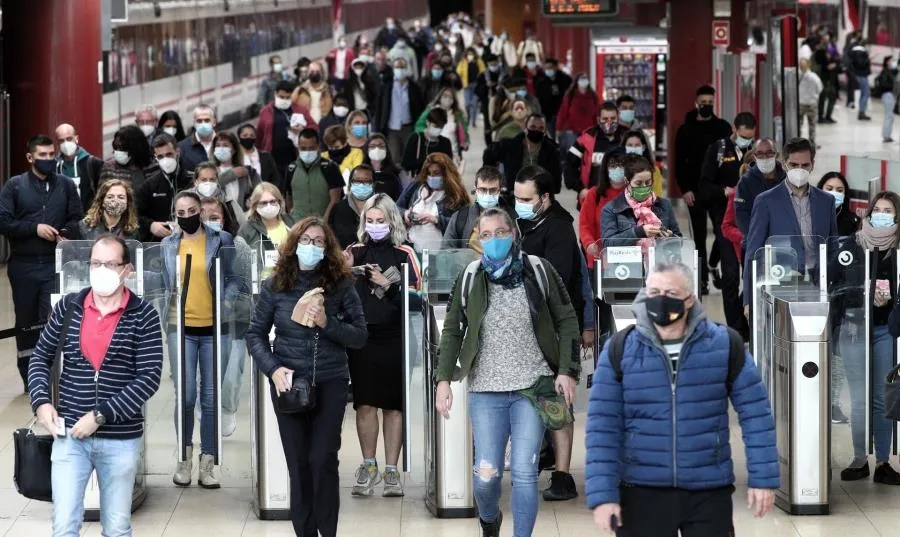 Usuarios de cercanías caminan por las instalaciones de la estación de Renfe de Getafe, Madrid. Foto de Eduardo Parra - EP