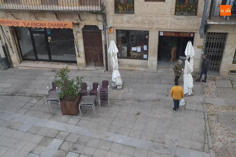 Foto 11 - Ciudad Rodrigo vive su primer d&iacute;a sin terrazas  