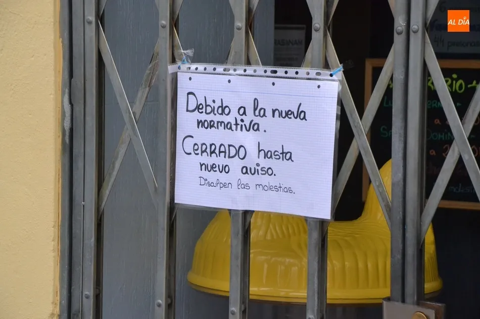 Foto 3 - Ciudad Rodrigo vive su primer d&iacute;a sin terrazas  