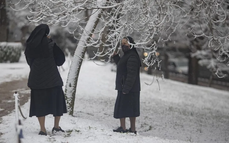 Dos monjas en el parque del Retiro, tras el paso de la borrasca Filomena, en Madrid. Foto: EP