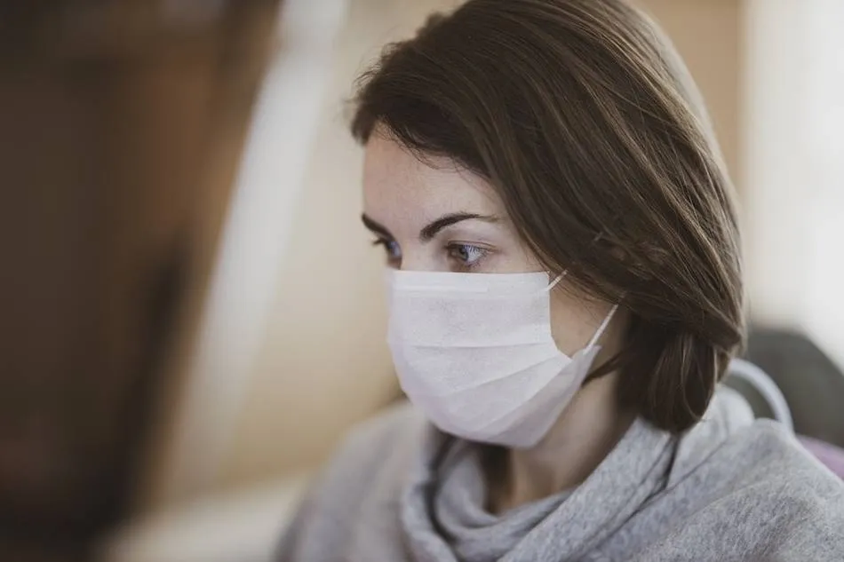 Una mujer con mascarilla