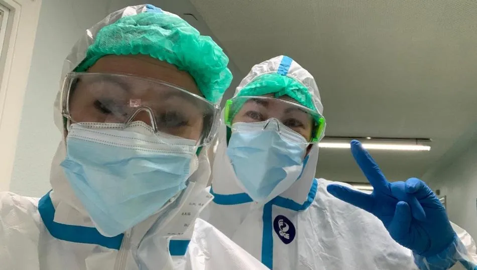 Cristina Martín, delegada del comité de salud laboral del servicio de limpieza del Complejo Asistencial Universitario de Salamanca, junto a otra compañera, en el Hospital Clínico Universitario