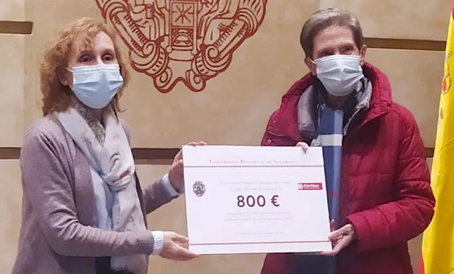 Entrega del cheque a cargo de la rectora de la Universidad Pontificia de Salamanca (UPSA), Mirian Cortés, a la directora de Cáritas Diocesana de Salamanca, Carmen Calzada