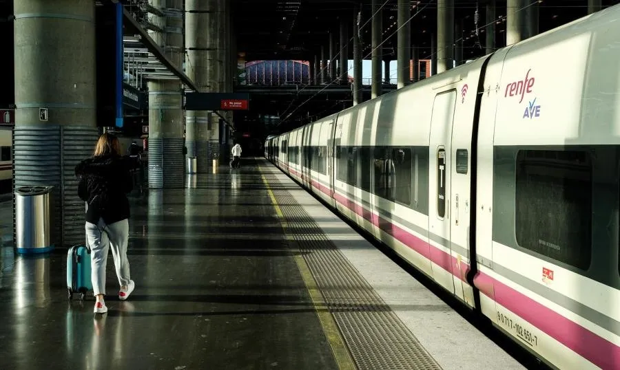 Tren de AVE de Renfe estacionado en las vías de la Estación de Atocha, en Madrid. Foto de Jesús Hellín - Archivo EP