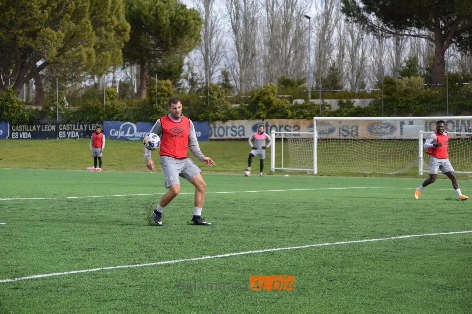 Foto 8 - El portero Javi Ben&iacute;tez ya entrena como jugador del Salamanca UDS