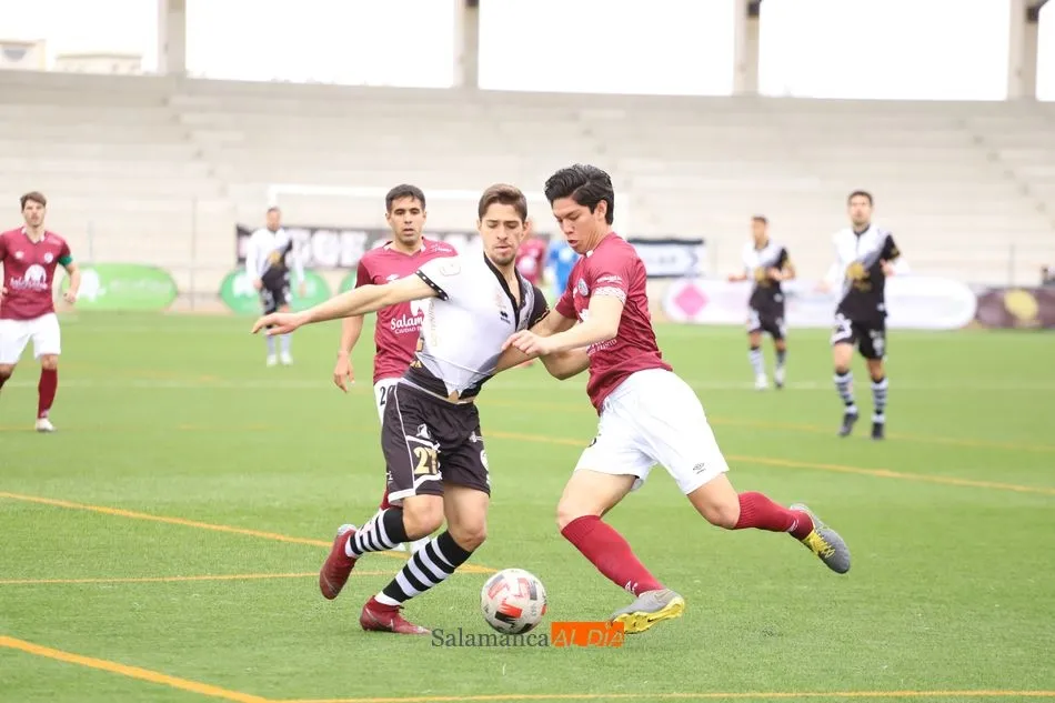 Marín y Sepúlveda pugnan por un balón