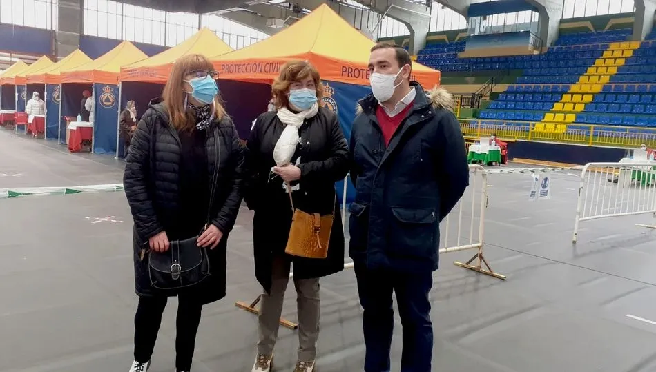 De i. a d. Concejala de Sanidad Ana V. Peralejo, alcaldesa Elena Martín y delegado territorial de la Junta, Eloy Ruíz