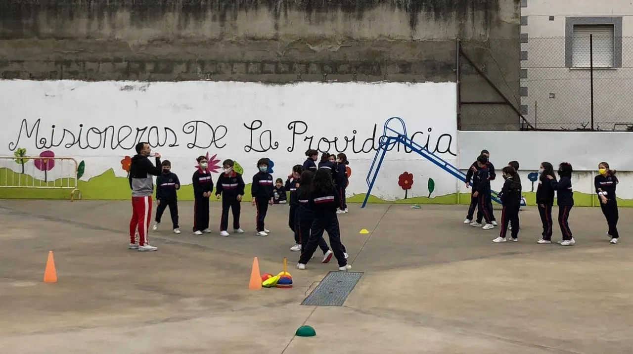 Foto 6 - Los miembros del Colegio Misioneras-Santa Teresa celebran distanciados su fiesta anual  