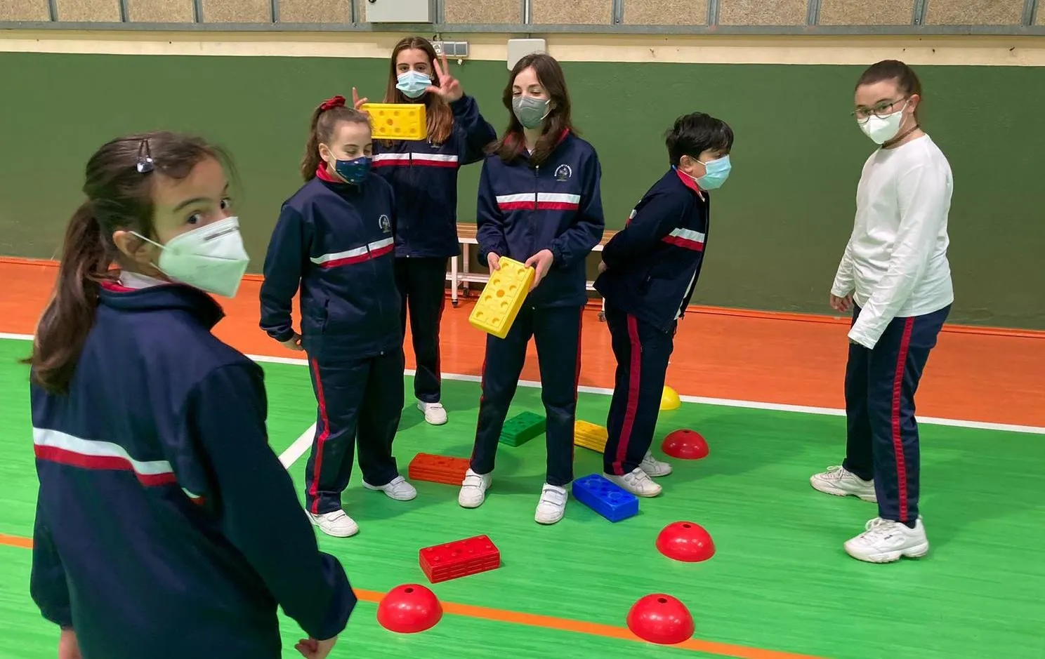 Foto 7 - Los miembros del Colegio Misioneras-Santa Teresa celebran distanciados su fiesta anual  