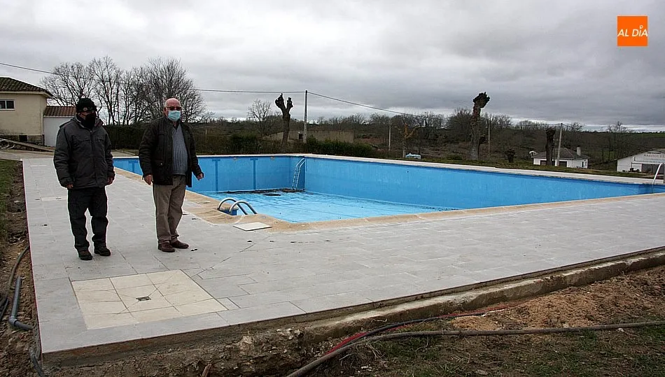 El alcalde, Ventura Jiménez, y el concejal de Cultura, Benjamín Egido, realizaban una vista a las obras de las piscinas este martes