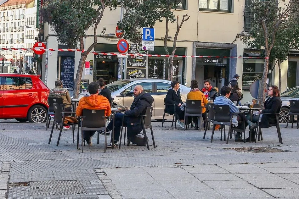 Varias mesas en una terraza del distrito de La Latina en Madrid este martes