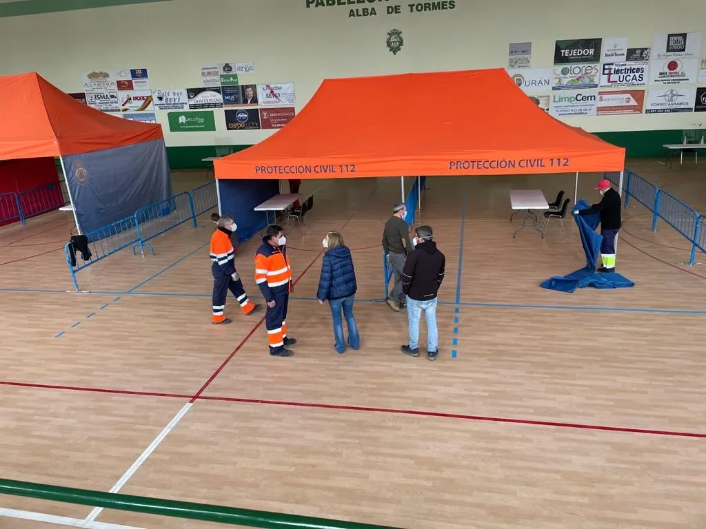 Montaje de las carpas destinadas al cribado en el pabellón municipal de Alba de Tormes