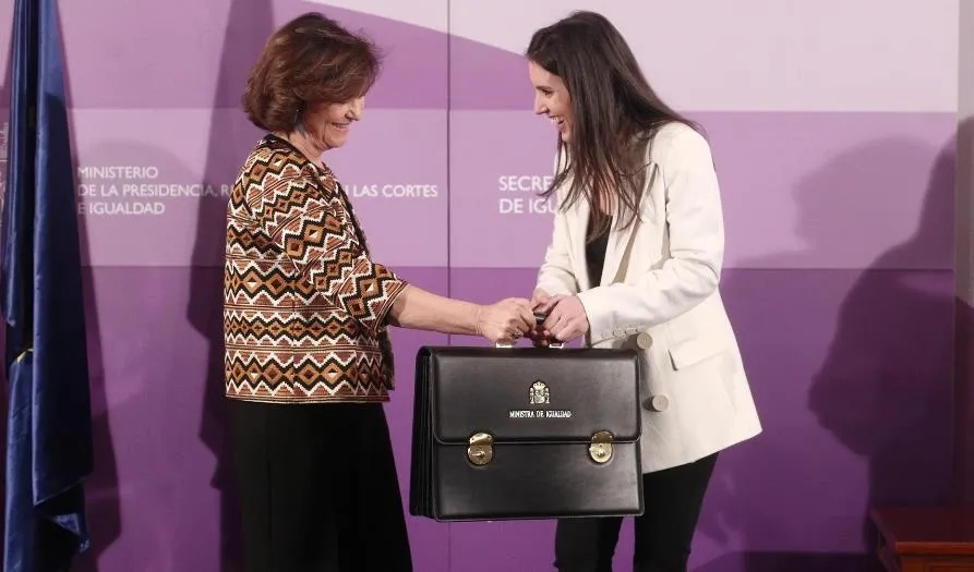 La vicepresidenta primera, Carmen Calvo (izq), entrega la cartera de Igualdad a la nueva ministra, Irene Montero (dech), durante el acto de toma de posesión de los ministros, el 13 de enero de 2020. Foto Eduardo Parra - EP Archivo