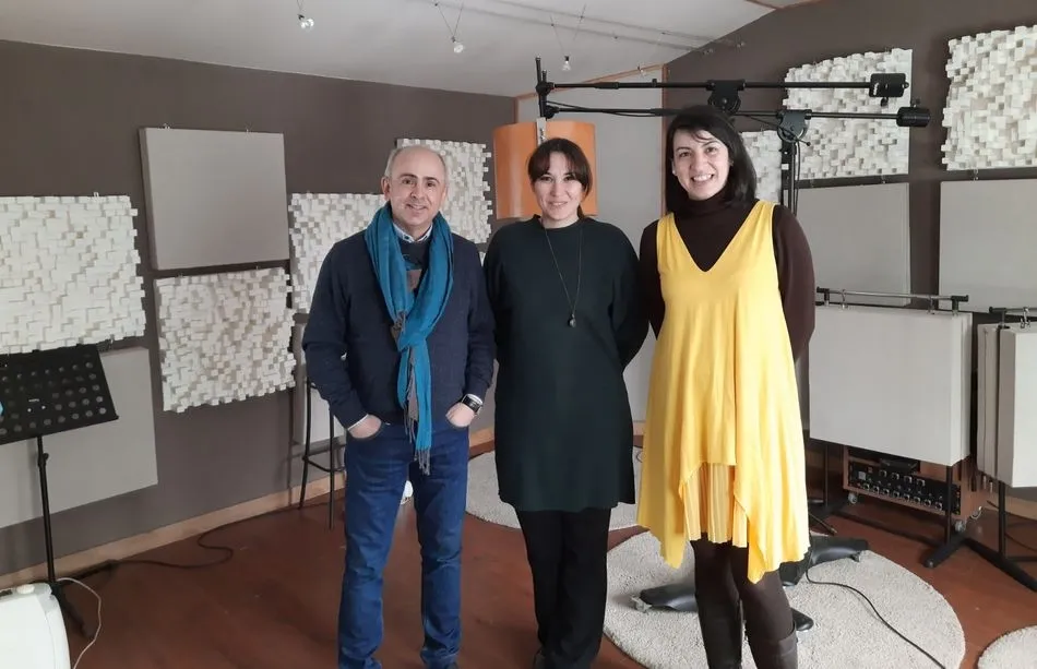 Eugenia Boix, en el centro, junto a los investigadores./Foto cedida.