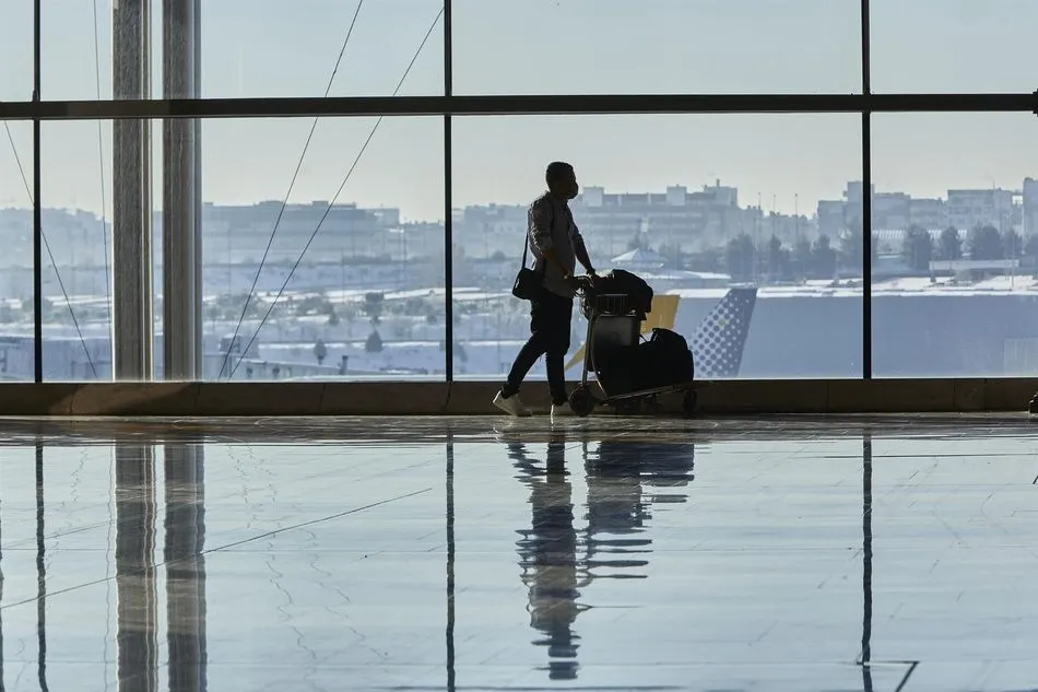 Un pasajero camina por las instalaciones de la Terminal 4 del aeropuerto Madrid-Barajas. Foto: EP
