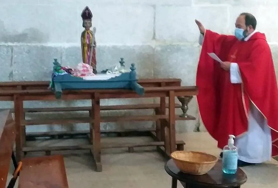 Foto 3 - Los vecinos de Peralejos de Abajo no se quedan sin sus gargantillas de San Blas  