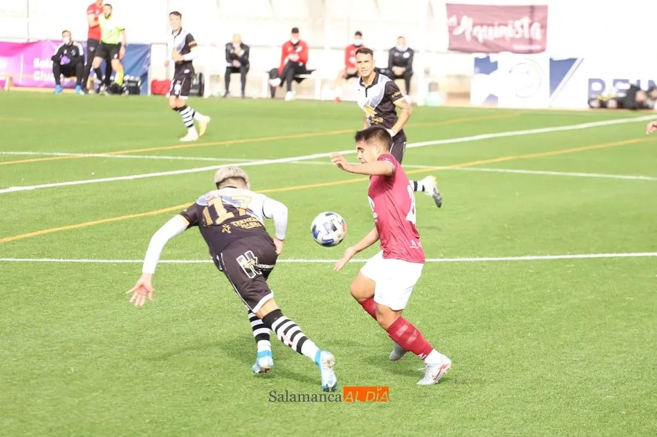 Garay, ante Télles, en el derbi de finales de 2020