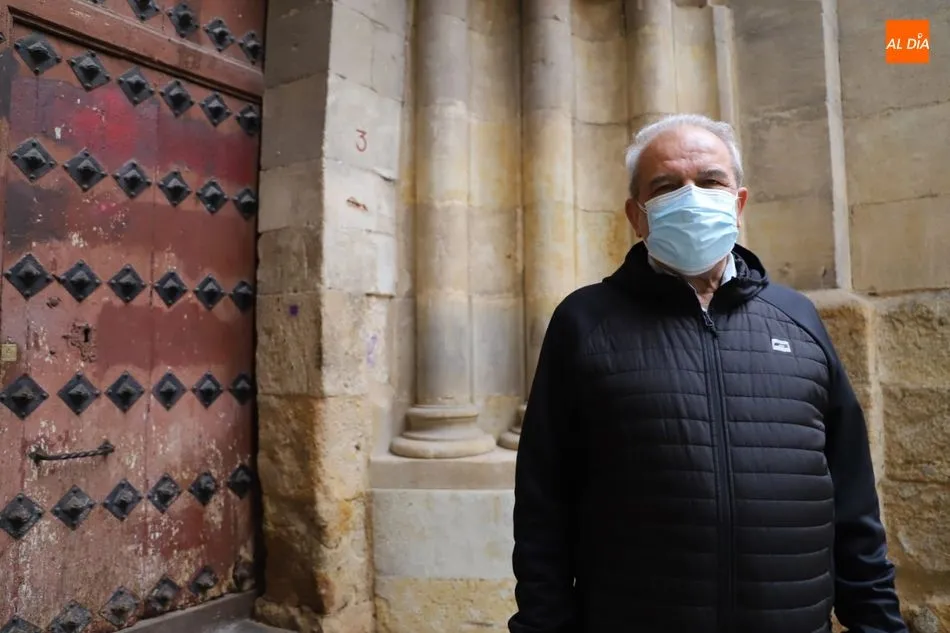 Fernando García Herrero en la entrada de la Iglesia San Martín | Foto: Lydia González