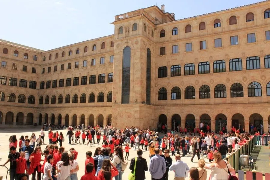 Estudiantes del colegio Calasanz en el patio de este centro educativo