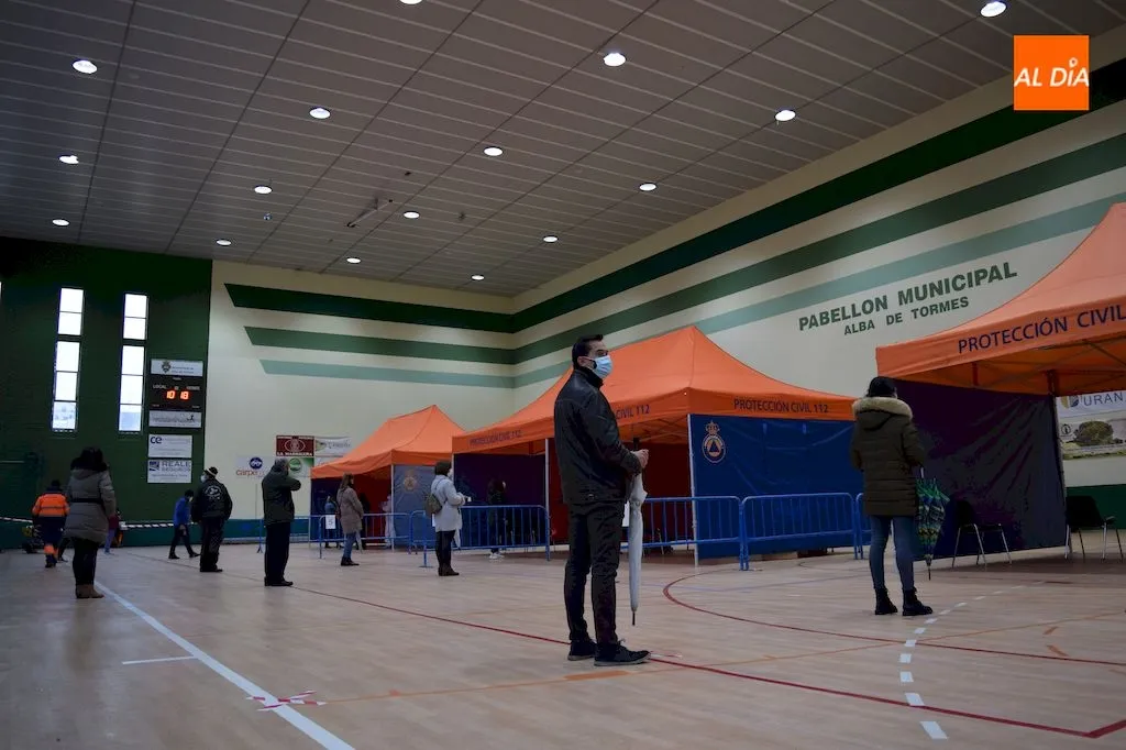 Personas esperan su turno para realizarse la prueba / Pedro Zaballos