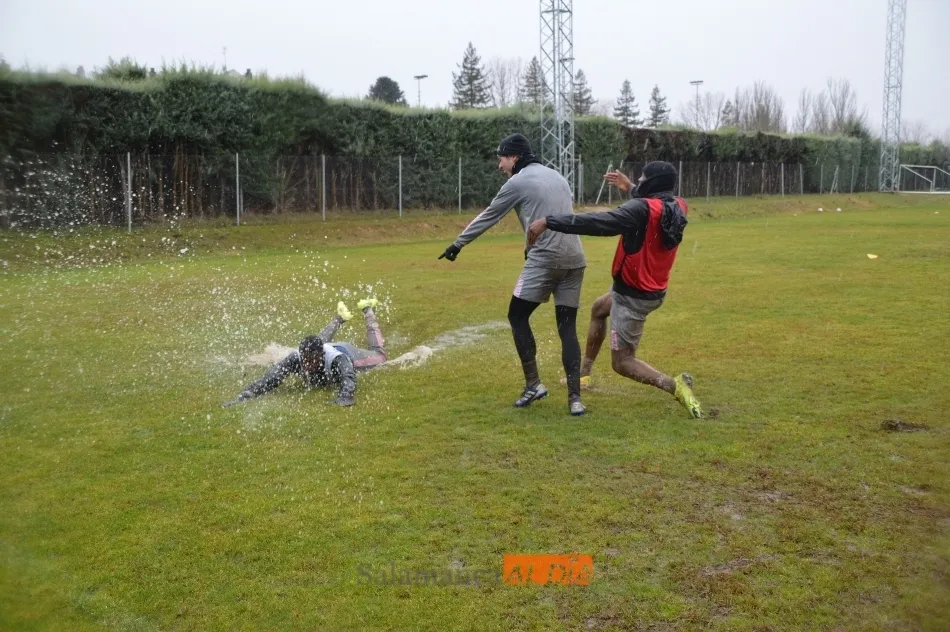 Foto 10 - El Salamanca UDS y su filial entrenan pegados bajo la lluvia y Juancho acude al Helm&aacute;ntico para...