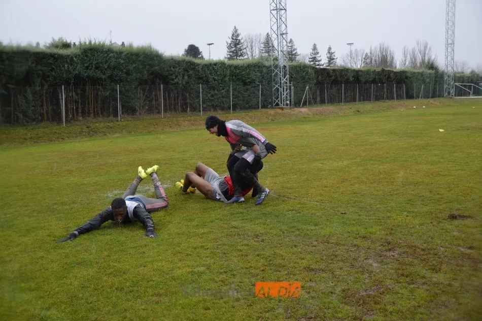 Foto 8 - El Salamanca UDS y su filial entrenan pegados bajo la lluvia y Juancho acude al Helm&aacute;ntico para...