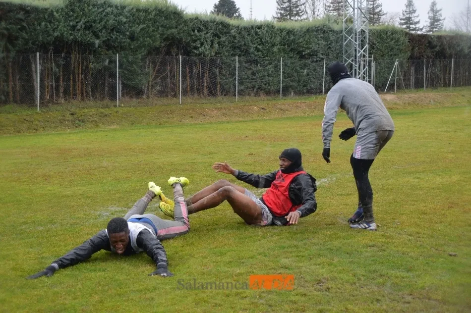 Foto 7 - El Salamanca UDS y su filial entrenan pegados bajo la lluvia y Juancho acude al Helm&aacute;ntico para...