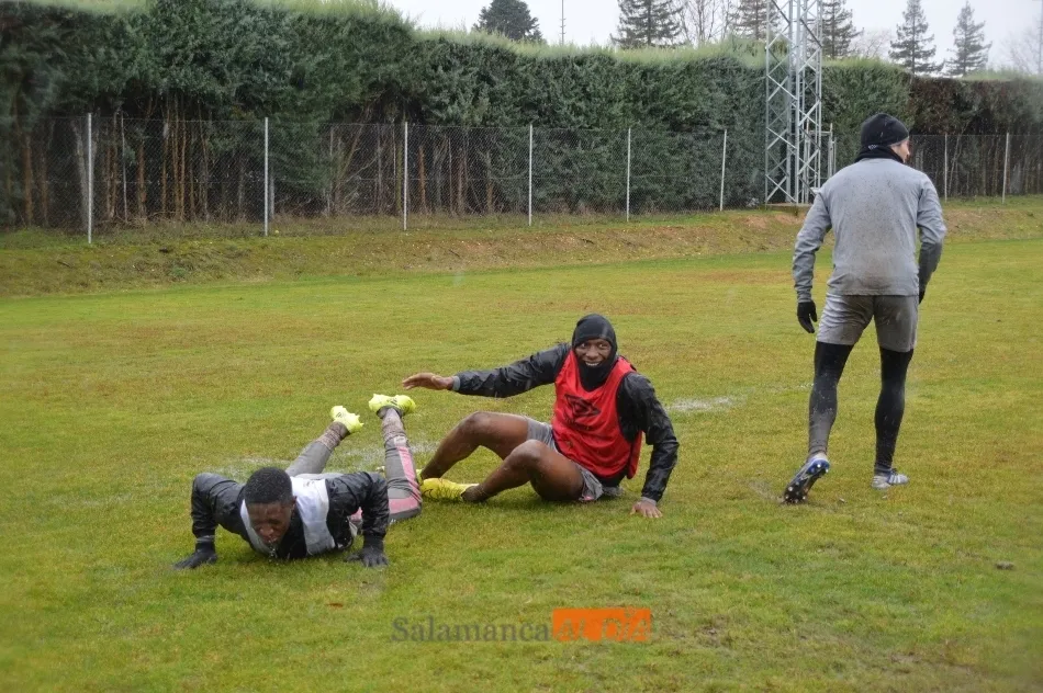 Foto 6 - El Salamanca UDS y su filial entrenan pegados bajo la lluvia y Juancho acude al Helm&aacute;ntico para...
