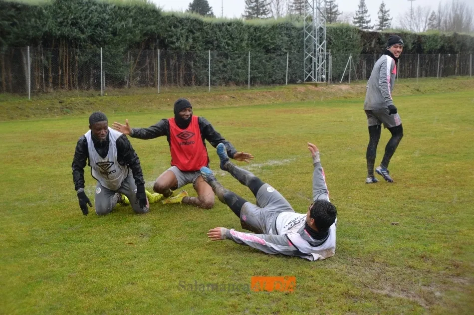 Foto 5 - El Salamanca UDS y su filial entrenan pegados bajo la lluvia y Juancho acude al Helm&aacute;ntico para...